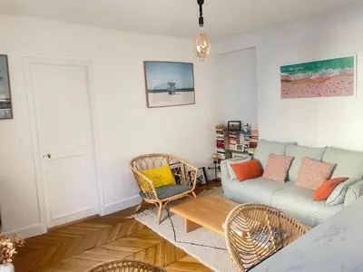 Coin salon dans l'établissement Au pied de Montmartre
