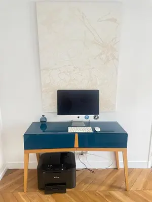 Télévision ou salle de divertissement dans l'établissement Au pied de Montmartre
