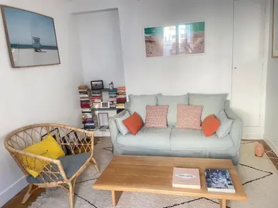 Coin salon dans l'établissement Au pied de Montmartre