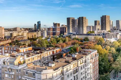 Vue générale sur Paris ou vue de la ville depuis l'appartement