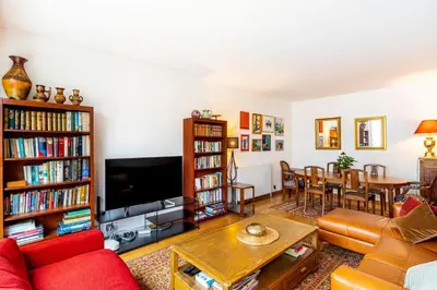 Bibliothèque dans l'appartement