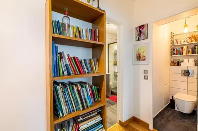 Bibliothèque dans l'appartement