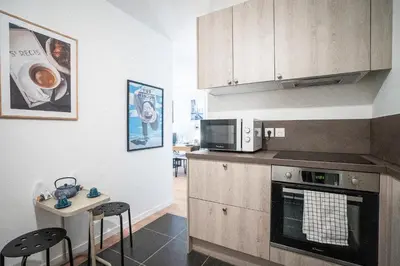 Cuisine ou kitchenette dans l'établissement Suite Design - Métro à 100 m, Paris Direct