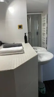 Salle de bains dans l'établissement Marais joli deux pièces
