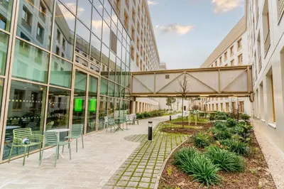 Jardin de l'établissement Ecla Paris Villejuif