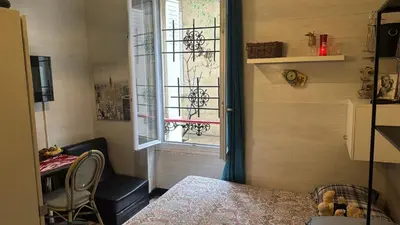 Un ou plusieurs lits dans un hébergement de l'établissement Studio Maryline de 18 m2 - Calme - Rez de chaussée sur patio Privé - Grand Canapé-Lit Clic Clac pour 2 personnes - Kitchenette - Salle de bain - 5 minutes du Métro Brochant de la ligne 13,Bus 54,74 et 31 vers sites touristiques