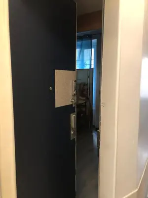 Plan de l'établissement Studio Maryline de 18 m2 - Calme - Rez de chaussée sur patio Privé - Grand Canapé-Lit Clic Clac pour 2 personnes - Kitchenette - Salle de bain - 5 minutes du Métro Brochant de la ligne 13,Bus 54,74 et 31 vers sites touristiques