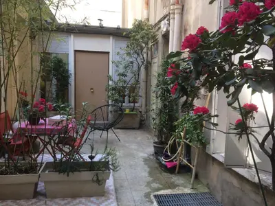 Jardin de l'établissement Studio Maryline de 18 m2 - Calme - Rez de chaussée sur patio Privé - Grand Canapé-Lit Clic Clac pour 2 personnes - Kitchenette - Salle de bain - 5 minutes du Métro Brochant de la ligne 13,Bus 54,74 et 31 vers sites touristiques