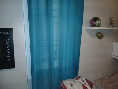 Un ou plusieurs lits dans un hébergement de l'établissement Studio Maryline de 18 m2 - Calme - Rez de chaussée sur patio Privé - Grand Canapé-Lit Clic Clac pour 2 personnes - Kitchenette - Salle de bain - 5 minutes du Métro Brochant de la ligne 13,Bus 54,74 et 31 vers sites touristiques