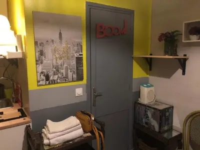 Cuisine ou kitchenette dans l'établissement Studio Maryline de 18 m2 - Calme - Rez de chaussée sur patio Privé - Grand Canapé-Lit Clic Clac pour 2 personnes - Kitchenette - Salle de bain - 5 minutes du Métro Brochant de la ligne 13,Bus 54,74 et 31 vers sites touristiques
