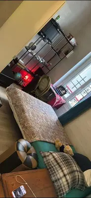 Un ou plusieurs lits dans un hébergement de l'établissement Studio Maryline de 18 m2 - Calme - Rez de chaussée sur patio Privé - Grand Canapé-Lit Clic Clac pour 2 personnes - Kitchenette - Salle de bain - 5 minutes du Métro Brochant de la ligne 13,Bus 54,74 et 31 vers sites touristiques