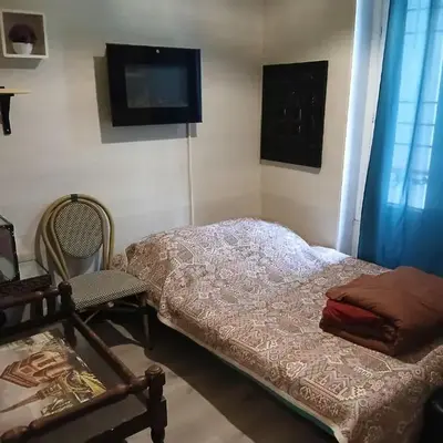 Studio Maryline de 18 m2 - Calme - Rez de chaussée sur patio Privé - Grand Canapé-Lit Clic Clac pour 2 personnes - Kitchenette - Salle de bain - 5 minutes du Métro Brochant de la ligne 13