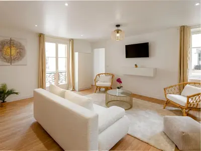 Télévision ou salle de divertissement dans l'établissement Merveil Family Suite - Champs Elysees - Roosevelt