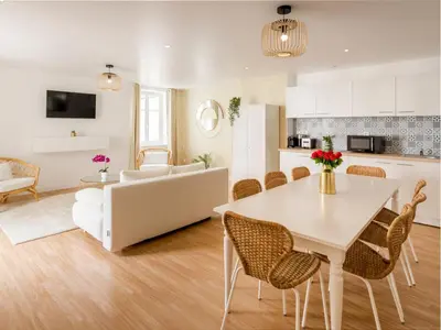 Télévision ou salle de divertissement dans l'établissement Merveil Family Suite - Champs Elysees - Roosevelt