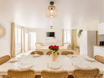 Télévision ou salle de divertissement dans l'établissement Merveil Family Suite - Champs Elysees - Roosevelt