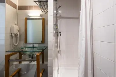 Salle de bains dans l'établissement Hotel Bristol Nord Paris