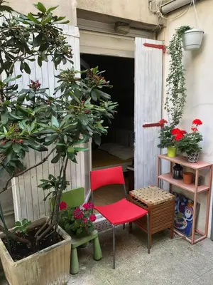Jardin de l'établissement Guesthouse 40 m2 pour 2,3,4,5 personnes-Rez de Chaussée sur Rue et Patio-Séjour,Cuisine,SDB,Chambre avec Lit double-2 canapés lit japonais et matelas gonflable-Entrée côté Rue Berzélius-4 m du Métro Brochant lig13- Bus 31,54,74 ers sites touristiques