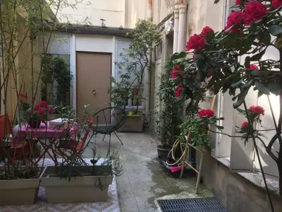 Jardin de l'établissement Guesthouse 40 m2 pour 2,3,4,5 personnes-Rez de Chaussée sur Rue et Patio-Séjour,Cuisine,SDB,Chambre avec Lit double-2 canapés lit japonais et matelas gonflable-Entrée côté Rue Berzélius-4 m du Métro Brochant lig13- Bus 31,54,74 ers sites touristiques