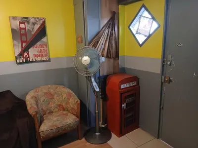 Coin salon dans l'établissement Guesthouse 40 m2 pour 2,3,4,5 personnes-Rez de Chaussée sur Rue et Patio-Séjour,Cuisine,SDB,Chambre avec Lit double-2 canapés lit japonais et matelas gonflable-Entrée côté Rue Berzélius-4 m du Métro Brochant lig13- Bus 31,54,74 ers sites touristiques