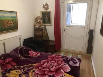 Un ou plusieurs lits dans un hébergement de l'établissement Guesthouse 40 m2 pour 2,3,4,5 personnes-Rez de Chaussée sur Rue et Patio-Séjour,Cuisine,SDB,Chambre avec Lit double-2 canapés lit japonais et matelas gonflable-Entrée côté Rue Berzélius-4 m du Métro Brochant lig13- Bus 31,54,74 ers sites touristiques