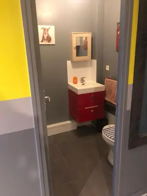 Salle de bains dans l'établissement Guesthouse 40 m2 pour 2,3,4,5 personnes-Rez de Chaussée sur Rue et Patio-Séjour,Cuisine,SDB,Chambre avec Lit double-2 canapés lit japonais et matelas gonflable-Entrée côté Rue Berzélius-4 m du Métro Brochant lig13- Bus 31,54,74 ers sites touristiques