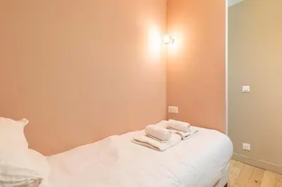 Un ou plusieurs lits dans un hébergement de l'établissement Quiet apartment with terrace&AC-Le Marais/Bastille