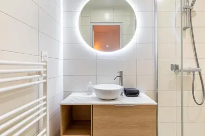 Salle de bains dans l'établissement Quiet apartment with terrace&AC-Le Marais/Bastille