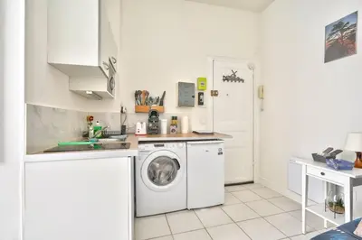 Cuisine ou kitchenette dans l'établissement Magnificent studio near Paris