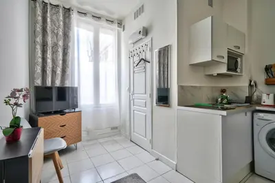 Cuisine ou kitchenette dans l'établissement Magnificent studio near Paris