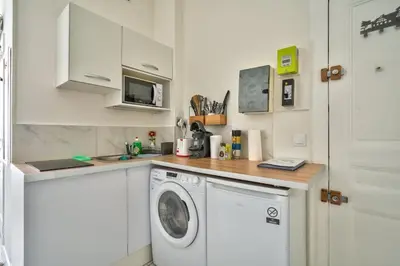 Cuisine ou kitchenette dans l'établissement Magnificent studio near Paris