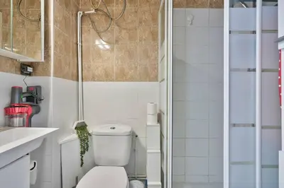 Salle de bains dans l'établissement Magnificent studio near Paris
