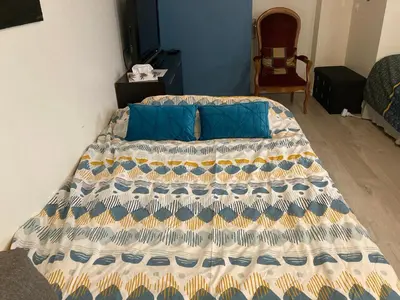 Un ou plusieurs lits dans un hébergement de l'établissement Une chambre chez nous, à 12 minutes de Paris