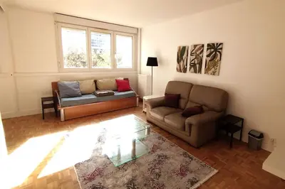 Coin salon dans l'établissement Cosy 2 BR, La Défense, 5 min walk metro+parking
