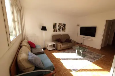 Télévision ou salle de divertissement dans l'établissement Cosy 2 BR, La Défense, 5 min walk metro+parking