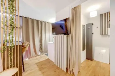 Télévision ou salle de divertissement dans l'établissement Appartement Panorama - à seulement 15 minutes des Champs-Élysées