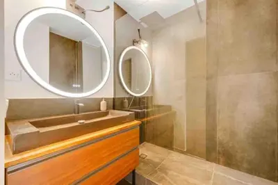 Salle de bains dans l'établissement Appartement Panorama - à seulement 15 minutes des Champs-Élysées