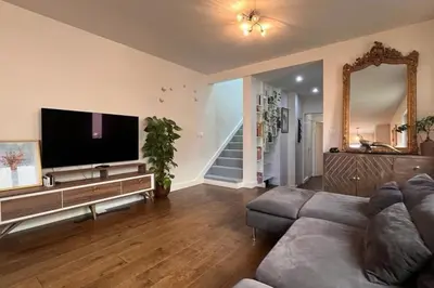 Télévision ou salle de divertissement dans l'établissement maison avec 5 chambres et jardin à Malakoff