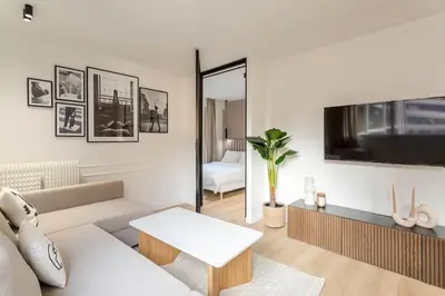 Télévision ou salle de divertissement dans l'établissement Luxurious 3 min walk from Eiffel Tower