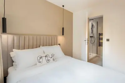 Un ou plusieurs lits dans un hébergement de l'établissement Luxurious 3 min walk from Eiffel Tower