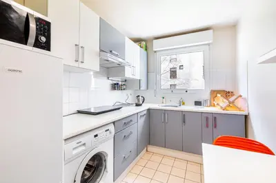 Cuisine ou kitchenette dans l'établissement GuestReady - White getaway near Jardin des Plantes