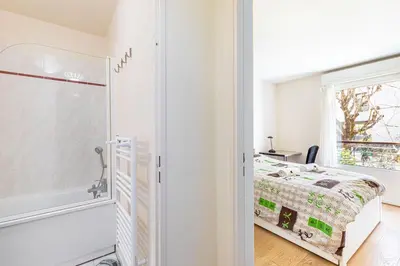 Un ou plusieurs lits dans un hébergement de l'établissement GuestReady - White getaway near Jardin des Plantes