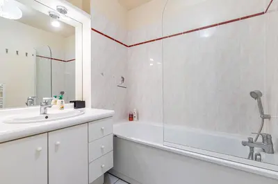 Salle de bains dans l'établissement GuestReady - White getaway near Jardin des Plantes