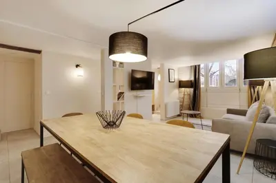Télévision ou salle de divertissement dans l'établissement Pick A Flat's Apartment on l'Ile de la Cité - Quai de L'Horloge