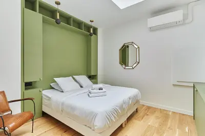 Un ou plusieurs lits dans un hébergement de l'établissement Apartment Loft Père Lachaise by Studio prestige