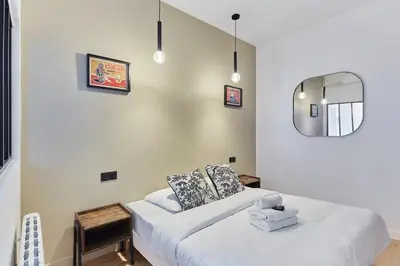 Un ou plusieurs lits dans un hébergement de l'établissement Apartment Loft Père Lachaise by Studio prestige