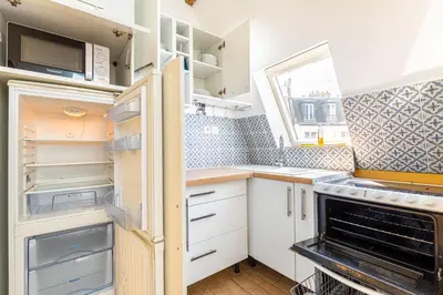 Cuisine ou kitchenette dans l'établissement Lovely apartment Paris Saint-Lazare Opéra