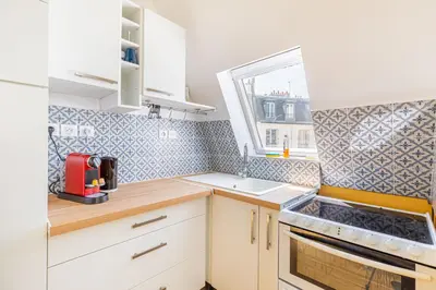 Cuisine ou kitchenette dans l'établissement Lovely apartment Paris Saint-Lazare Opéra