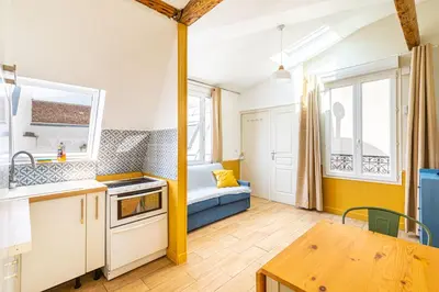 Cuisine ou kitchenette dans l'établissement Lovely apartment Paris Saint-Lazare Opéra