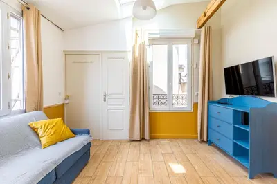 Télévision ou salle de divertissement dans l'établissement Lovely apartment Paris Saint-Lazare Opéra