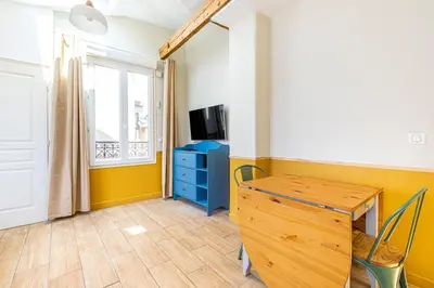 Télévision ou salle de divertissement dans l'établissement Lovely apartment Paris Saint-Lazare Opéra